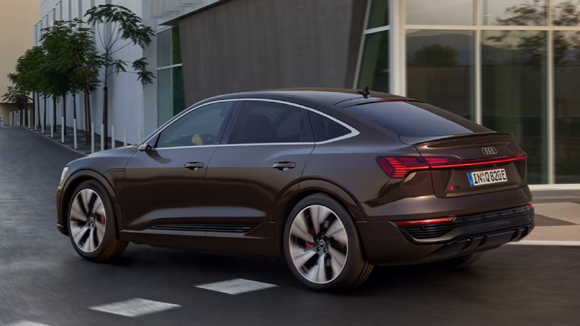 Quiet, impressive. The Audi SQ8 Sportback e-tron.